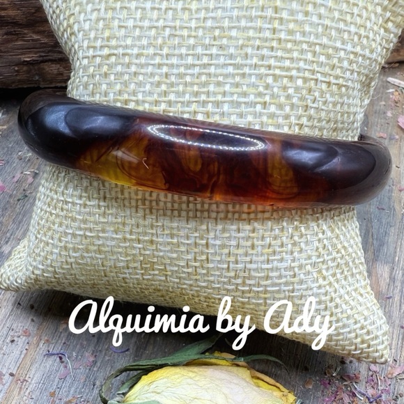 ACRYLIC DARK AMBER BANGLE BRACELET - Picture 1 of 2